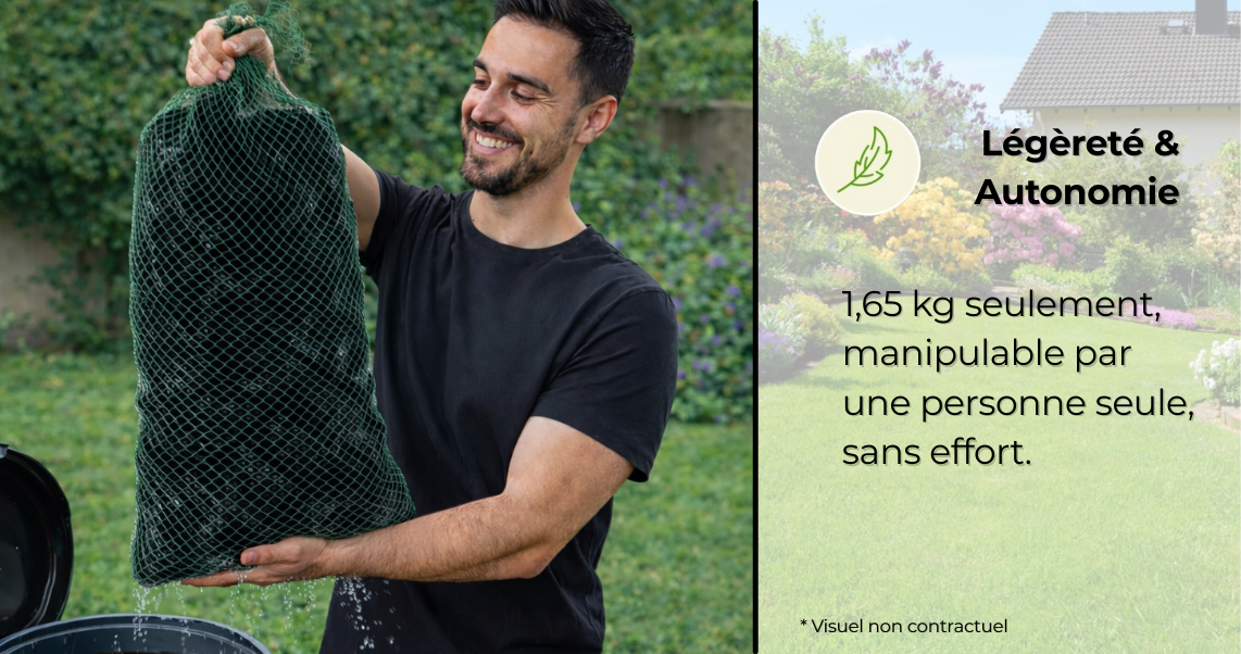 Homme manipulant sans effort un filet filtrant fosse septique Hydrodiv de seulement 1,65 kg. L'image illustre la légèreté et l'autonomie du système, permettant une maintenance simplifiée de la micro-station par une seule personne.